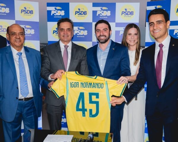 Igor Normando oficializa filiação ao PSDB em Brasília ao lado de Aécio Neves