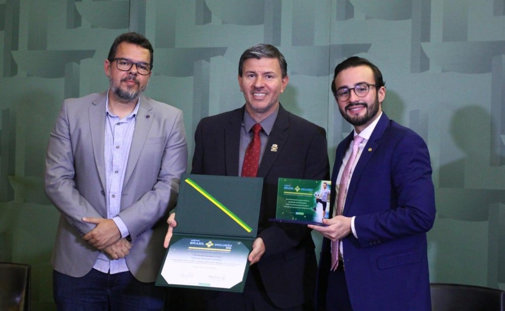 Professor da UERR recebe Prêmio Brasil Mais Inclusão 2026 na Câmara dos Deputados