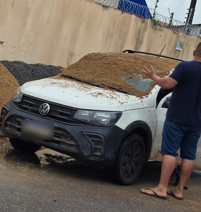 Bombeiro militar é flagrado jogando areia em veículo após discussão
