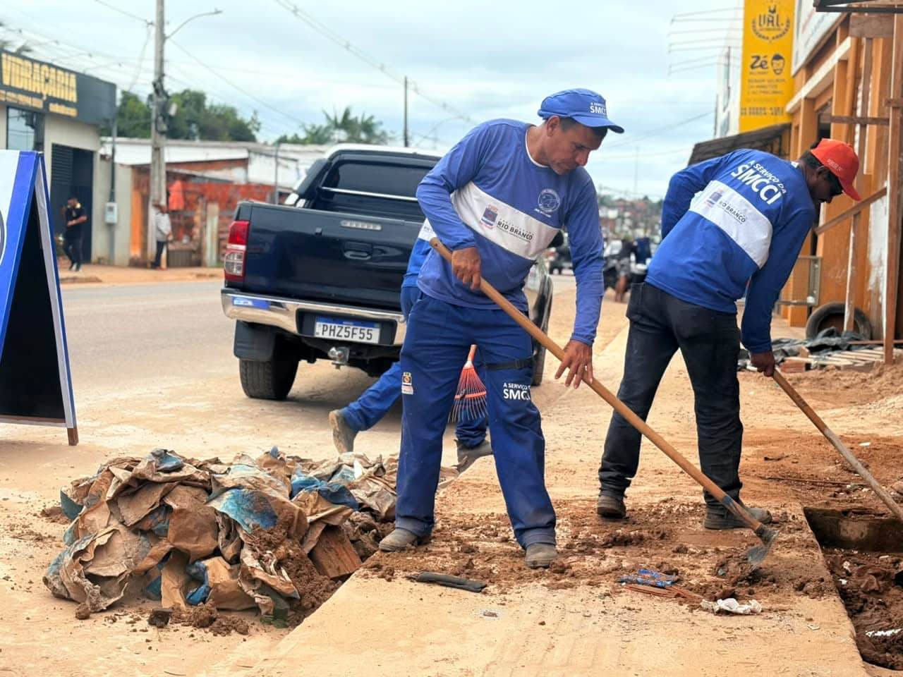 Prefeitura intensifica limpeza preventiva na Baixada da Sobral pelo programa “Prefeitura nas Ruas”