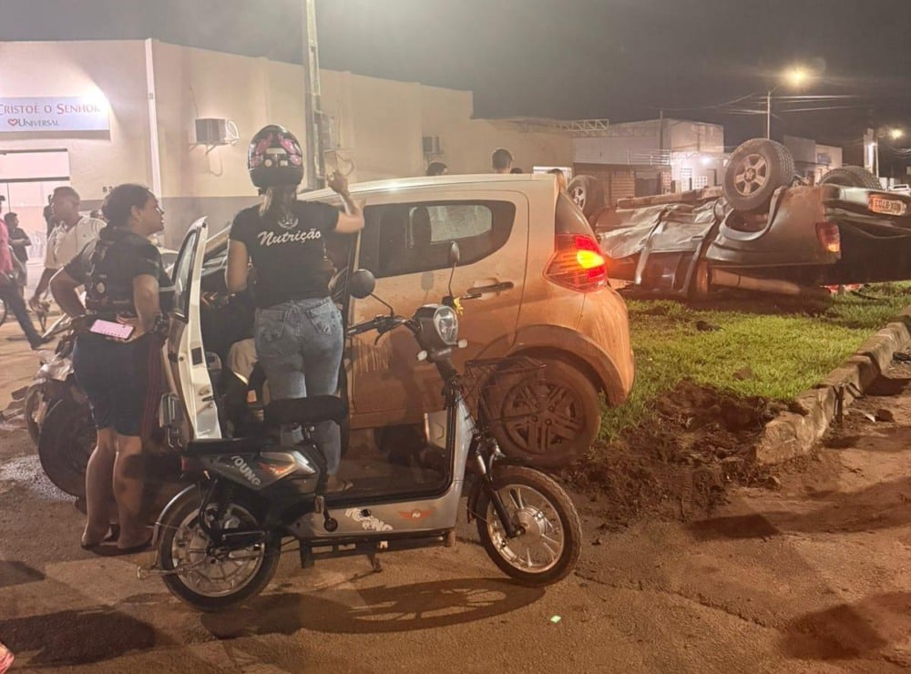 Caminhonete avança preferencial e causa capotamento no bairro Dr. Airton Rocha; veja vídeo