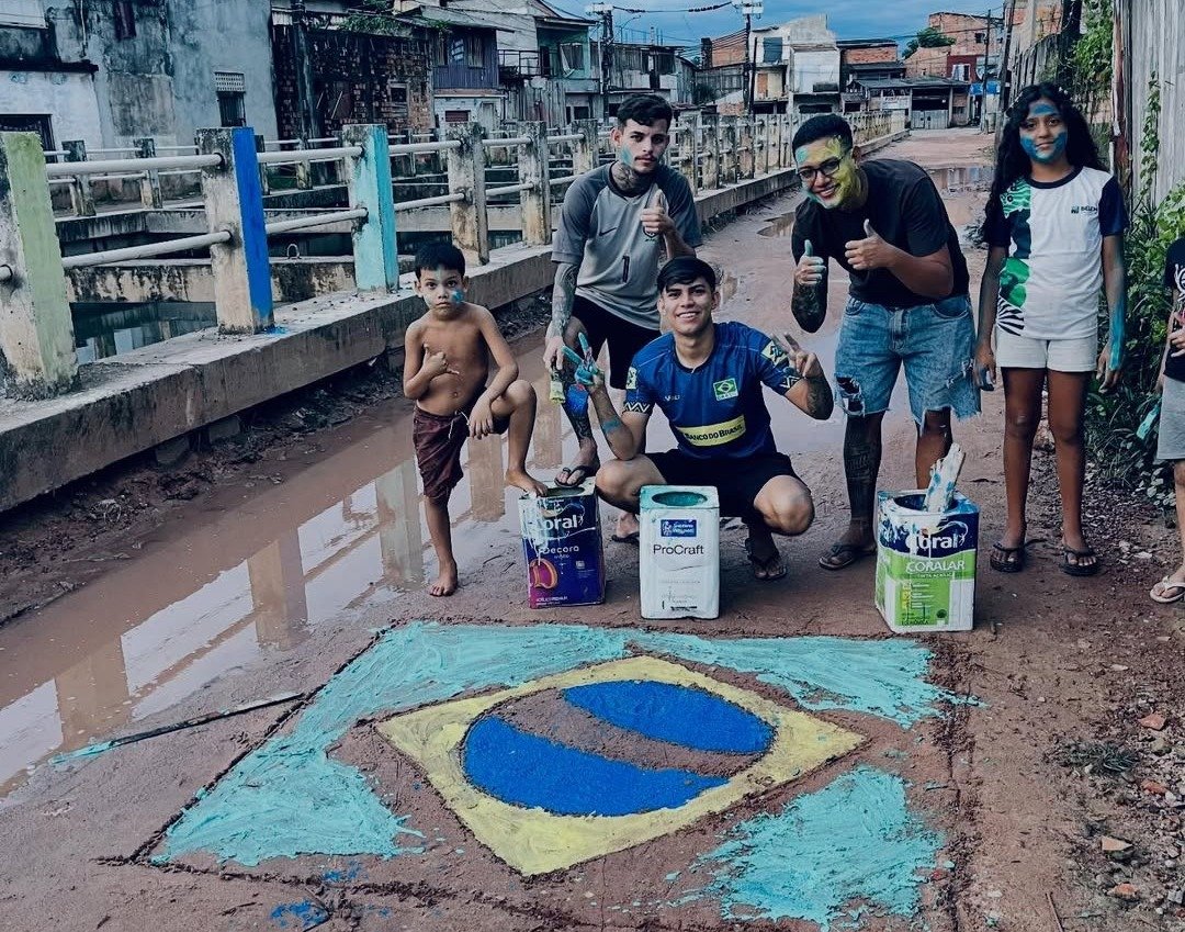 Copa do Mundo: jovens decoram rua sem asfalto no Guamá e repercutem na web