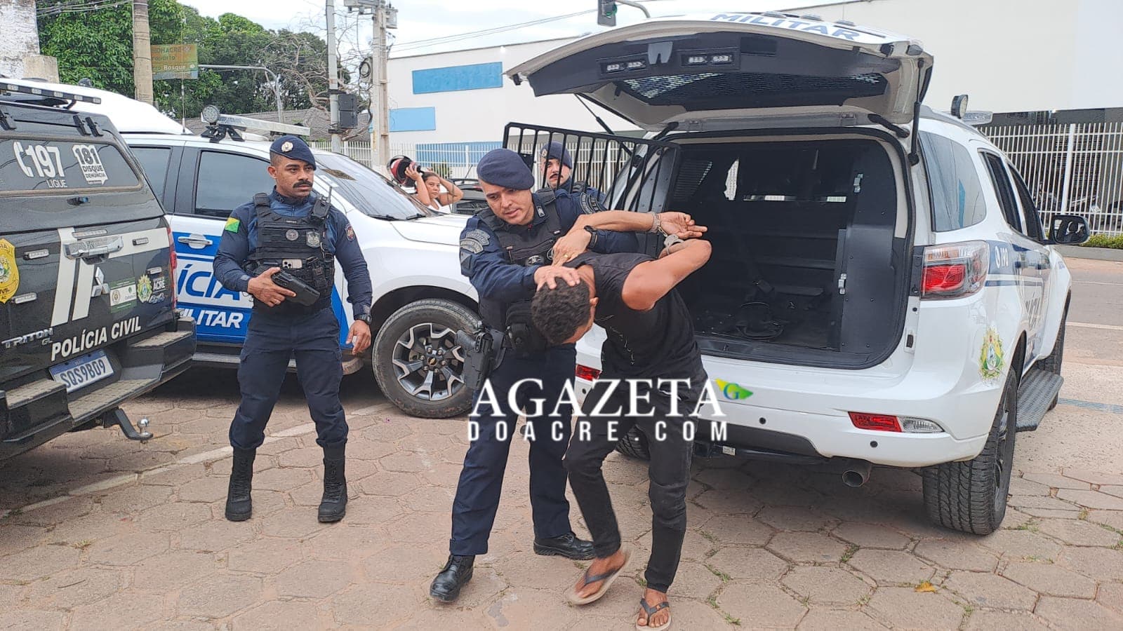 Dupla é presa após perseguição e PM recupera R$ 40 mil roubados de comércio em Rio Branco