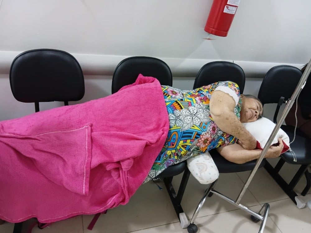 Família relata que idosa dorme há dois dias em cadeiras por falta de leito no HGR