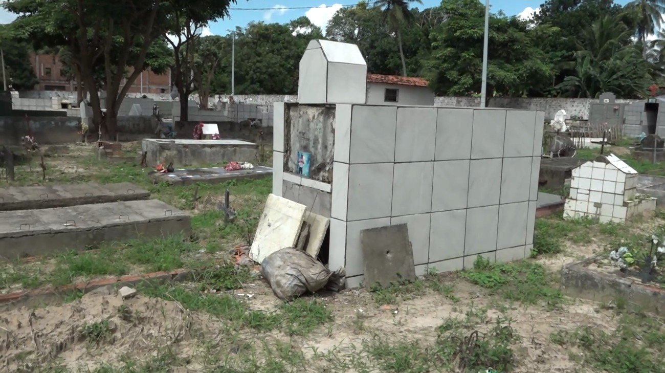 Ossada é encontrada ao lado de túmulo que teve corpo de idoso roubado em Ribamar