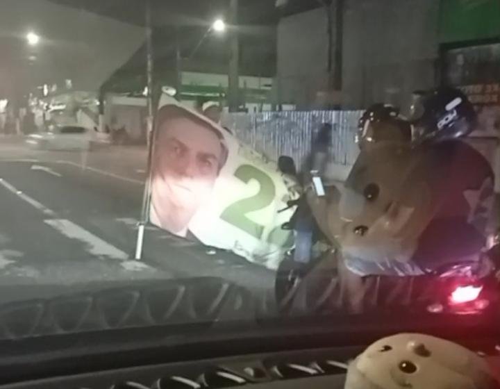 Apoiador solitário de Jair Bolsonaro chama atenção nas ruas de Belém