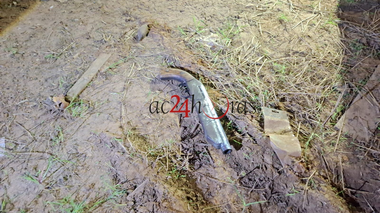 Adolescente é ferido a tiros após apontar arma para policiais no Segundo Distrito