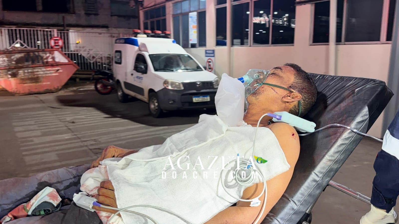 Homem é atacado a facadas por grupo enquanto retornava para casa em Rio Branco