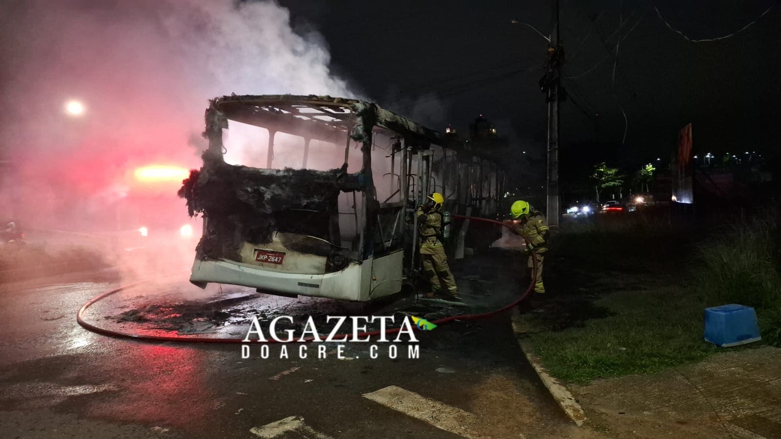 Ônibus do transporte coletivo pega fogo em Rio Branco; seis pessoas estavam no veículo