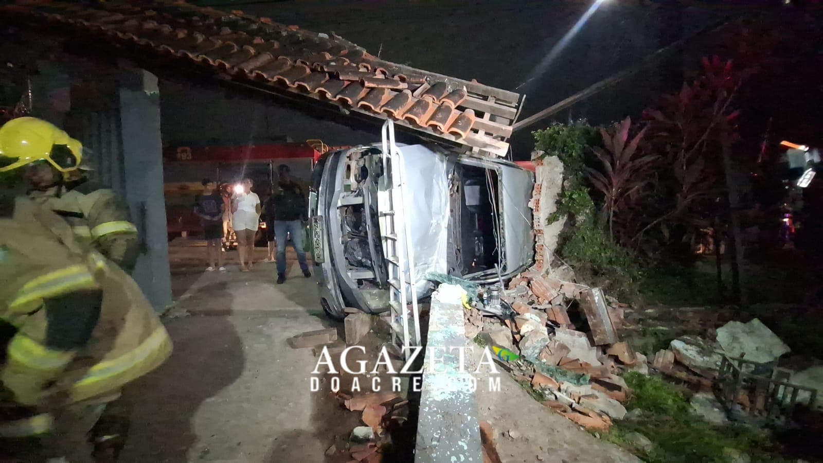 VÍDEO: Câmera flagra momento em que motorista perde controle, capota e destrói portão de residencial