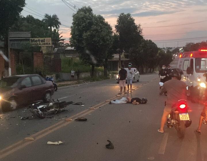 Motociclista e passageira são arremessados após colisão frontal com carro