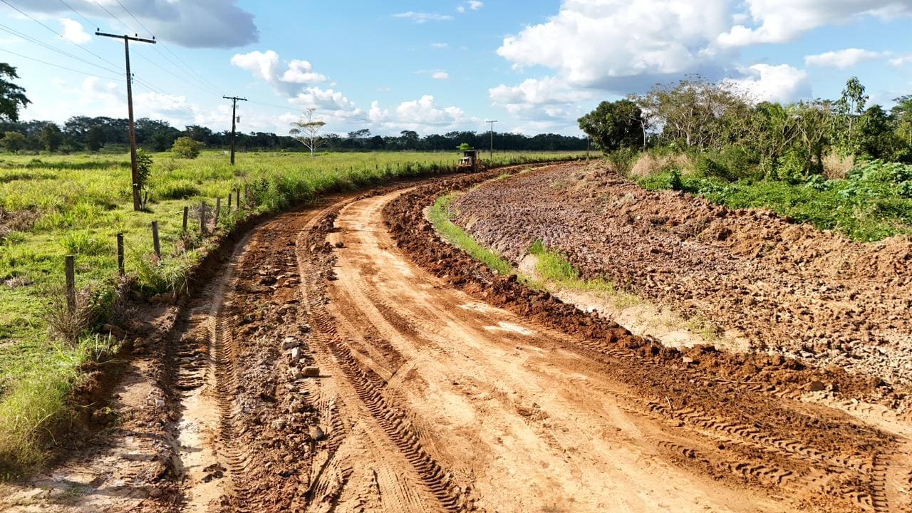 Com emenda de Gerlen Diniz, pavimentação na estrada da Boca do Caeté, em Sena Madureira, é iniciada