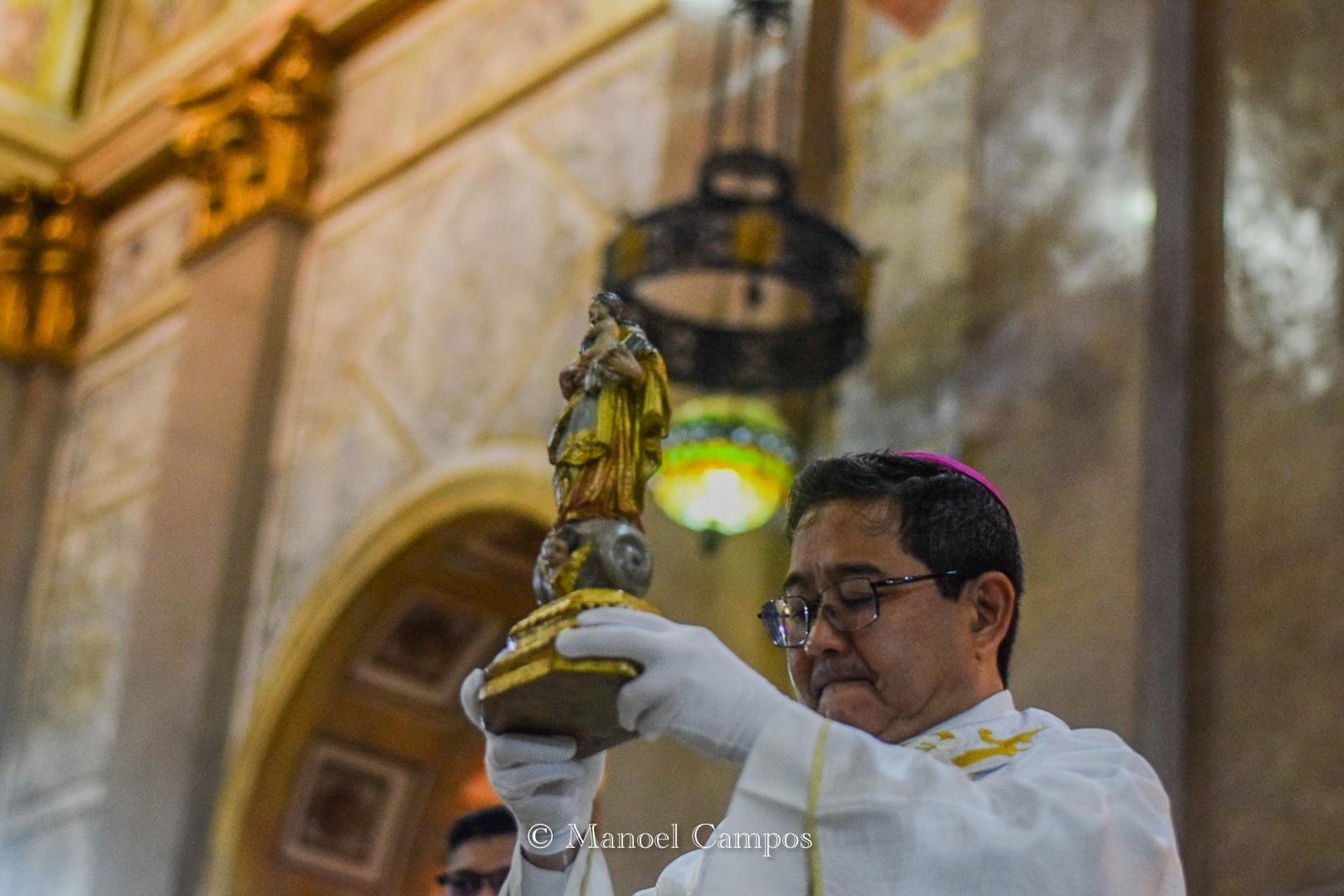 Imagem de Nossa Senhora de Nazaré desce do Glória na Basílica Santuário, em Belém