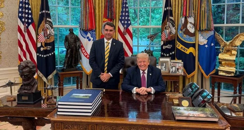 Flávio Bolsonaro se reúne com Donald Trump na Casa Branca