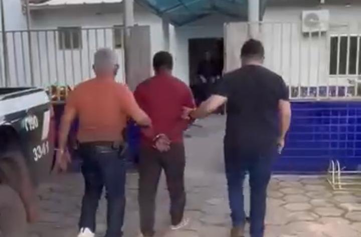 Polícia prende suspeito de ameaçar mulher de morte e intimidá-la dentro da delegacia em Mãe do Rio