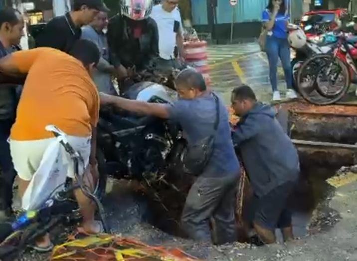 Vídeo: motociclista cai em buraco na Avenida Nazaré, em Belém