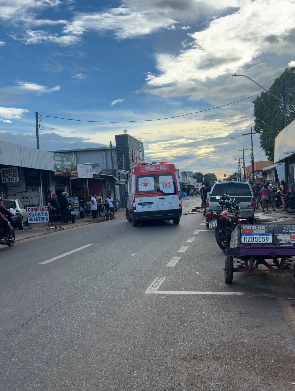 Colisão entre motocicleta e pedestre deixa três feridos no bairro Asa Branca