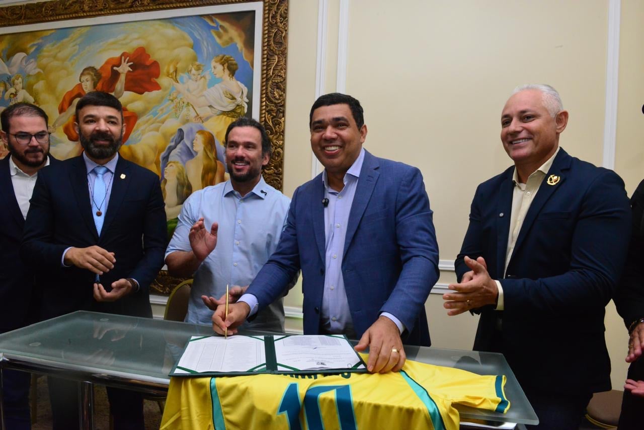 Sampaio assina promoções de 547 servidores das polícias Penal e Civil