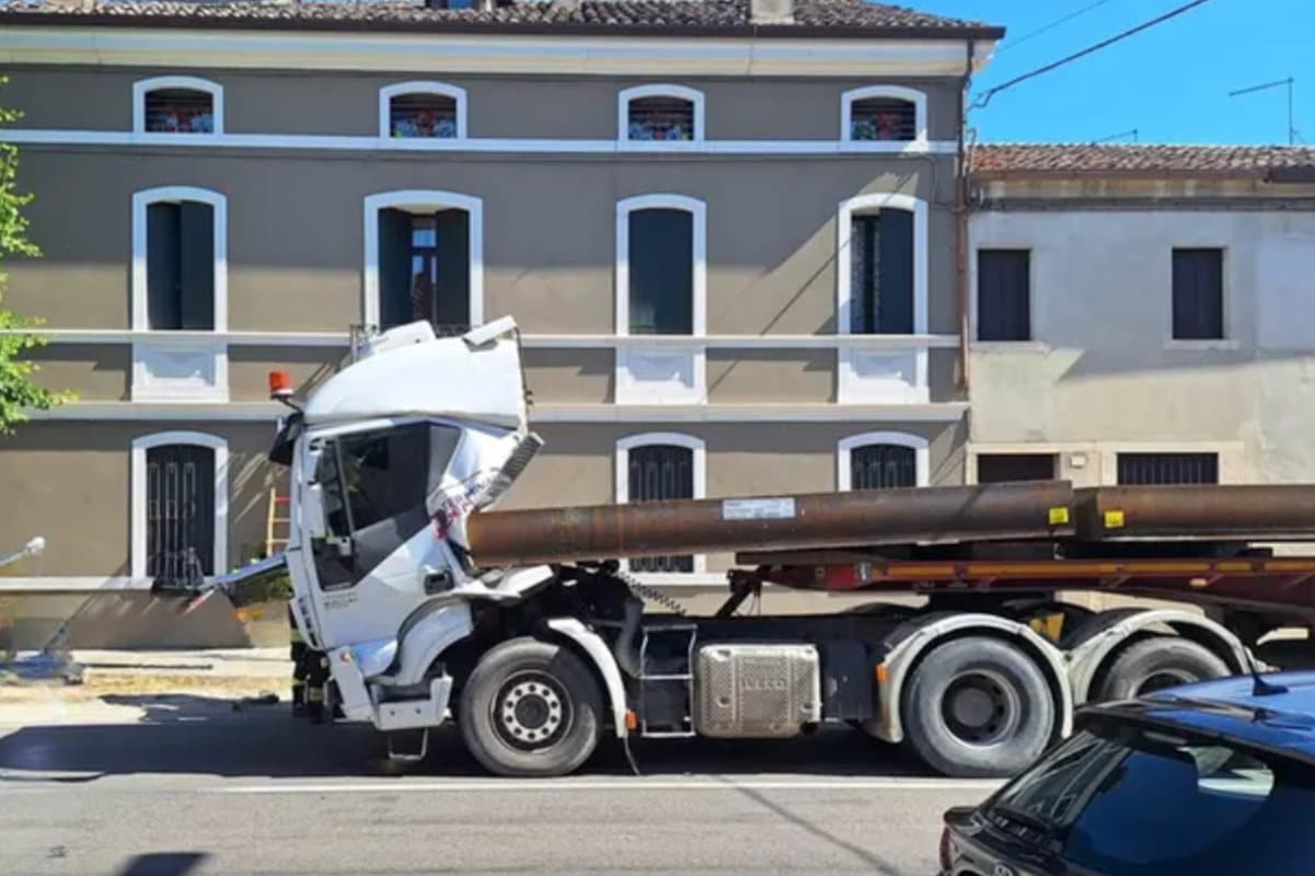 Em frenagem brusca, carga se desloca e destrói caminhão