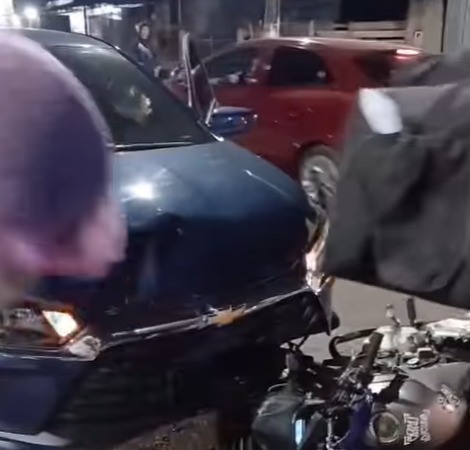 Acidente entre carro e moto deixa ferido em avenida