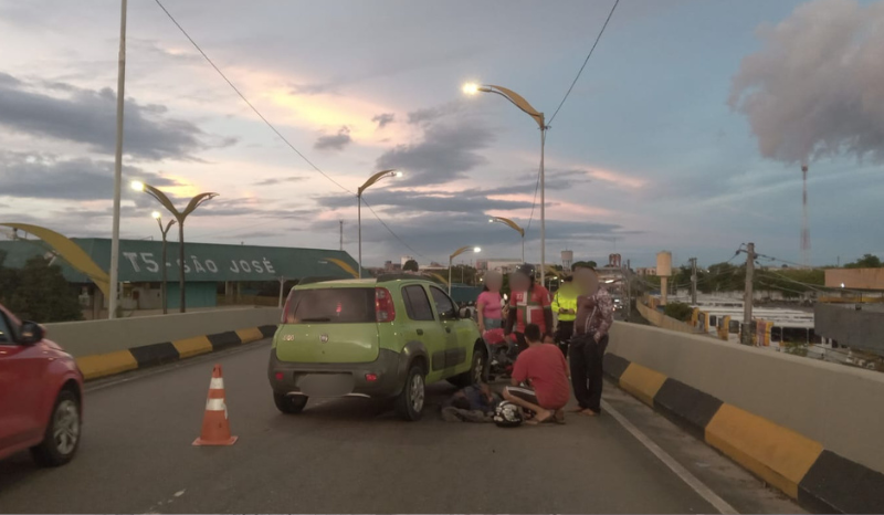 Motociclista fica ferido após colisão com carro em viaduto da zona leste de Manaus