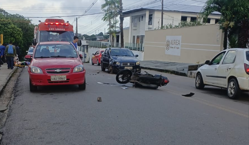 Motorista invade contramão e atinge motociclista na Compensa em Manaus