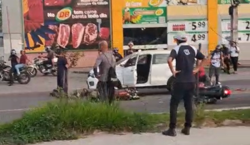 acidente entre carro e duas motos deixa feridos na Autaz Mirim em Manaus