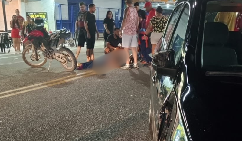 Motociclista é arremessado após batida com carro em Manaus