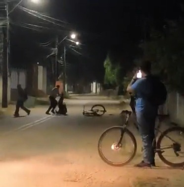Vídeo mostra estudante sendo agredido após sair da escola