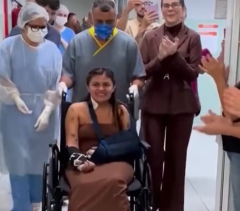 Jovem que teve as mãos amputadas recebe alta
