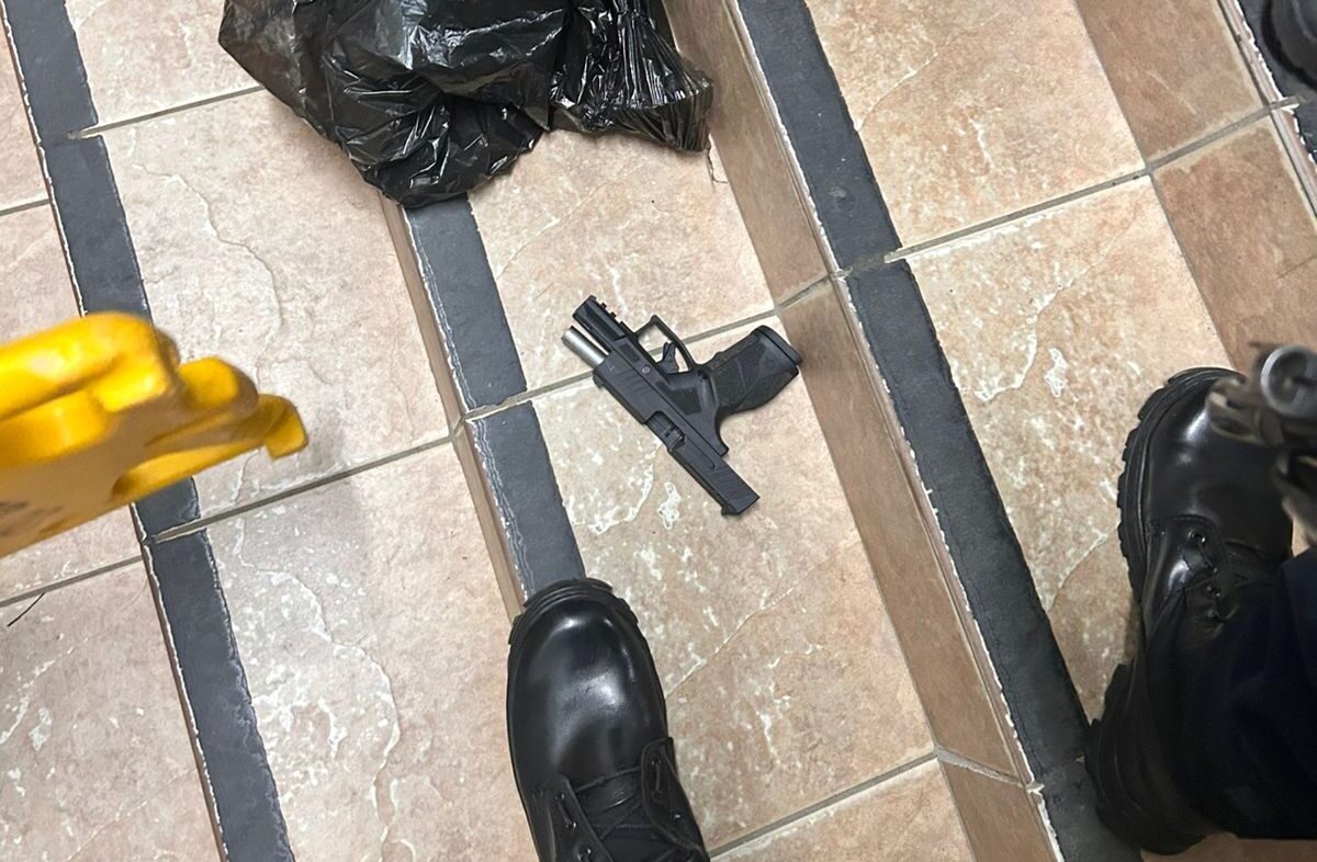 Dono da arma, padrasto de adolescente que cometeu tiroteio é preso