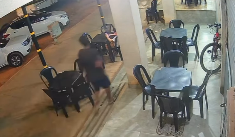 criança tem celular roubado das mãos em frente a hamburgueria