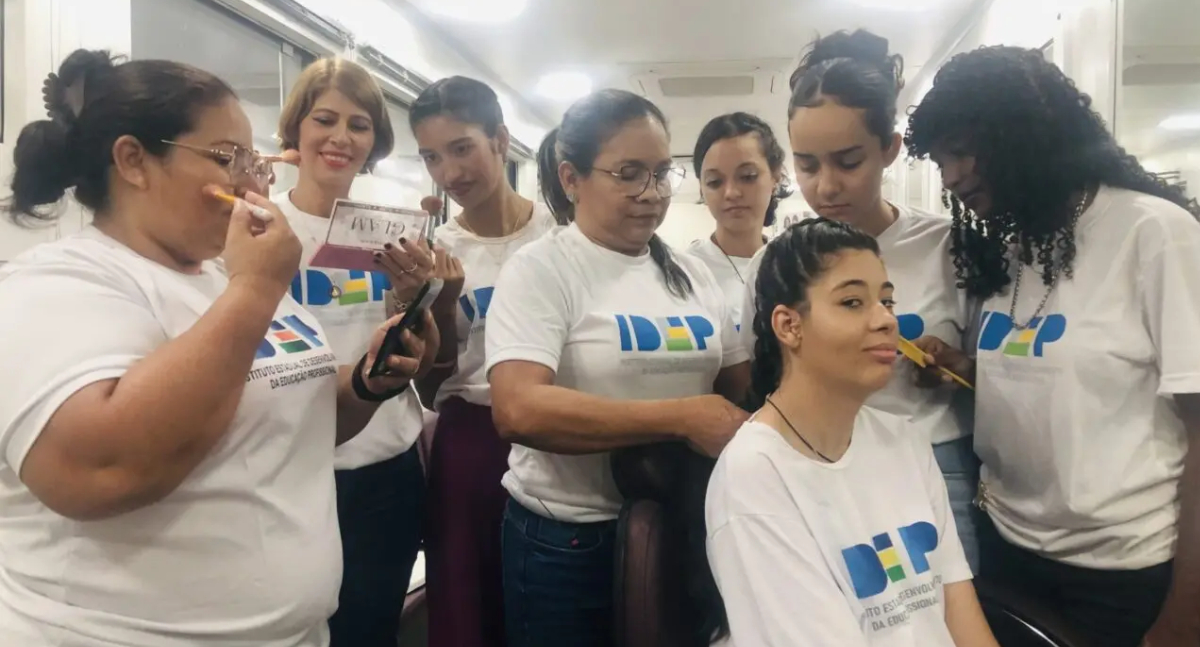 Atendimento de beleza na 13ª Rondônia Rural Show beneficia mulheres do agro