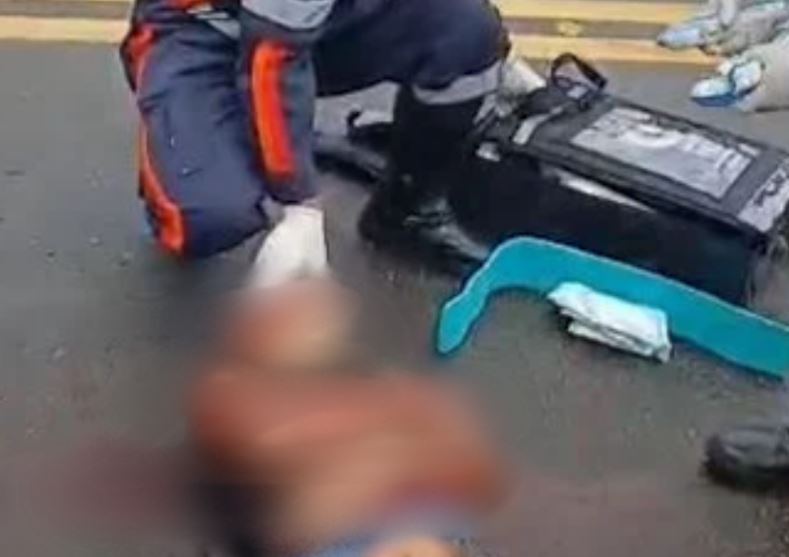 Homem escorrega, cai na pista e é atropelado por carro em Manaus; VEJA