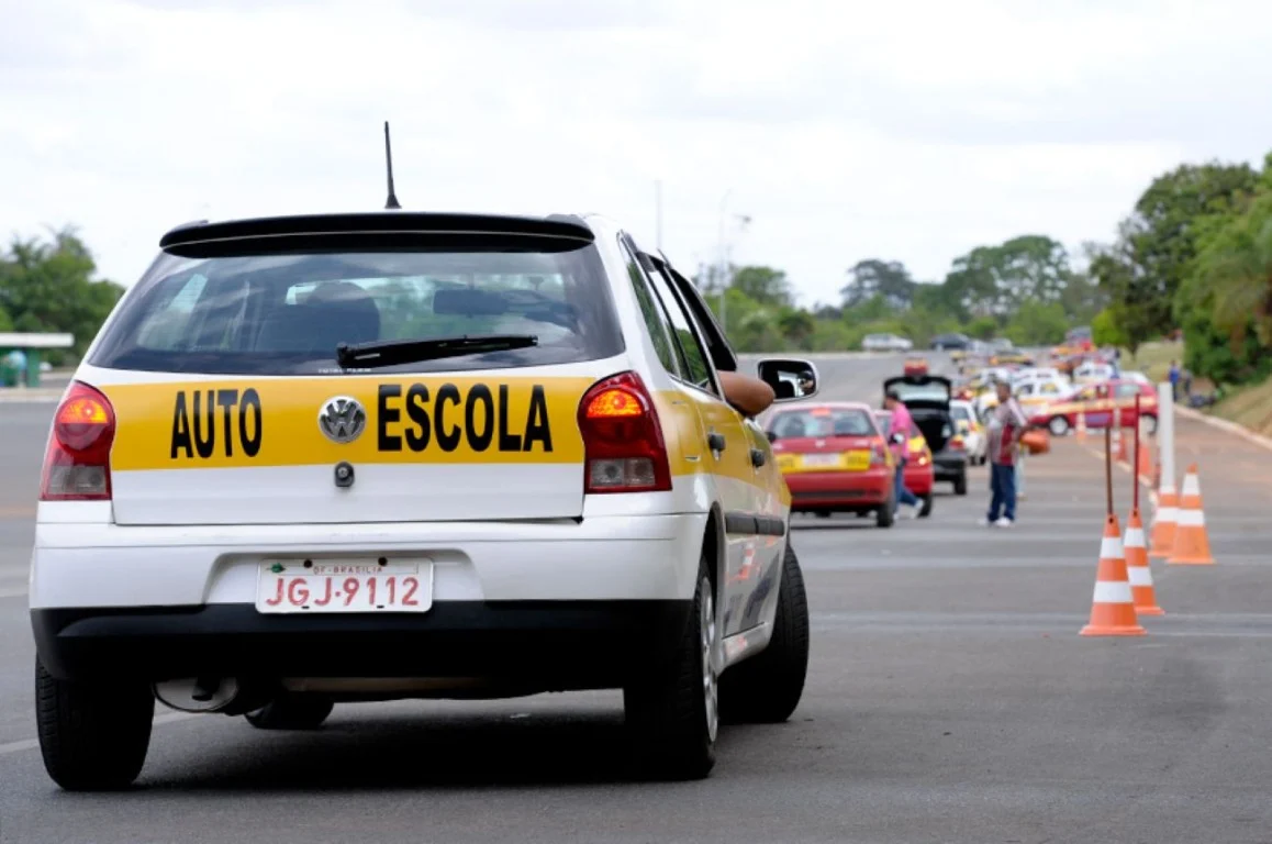 Nova plataforma do governo permite escolher instrutor e negociar aulas para tirar CNH