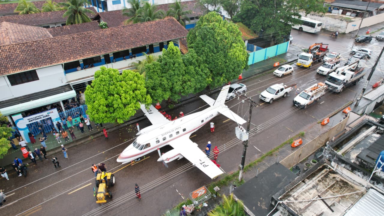 Governo transporta avião Bandeirante do Aeroporto Internacional para o Parque da Residência – Diário do Amapá