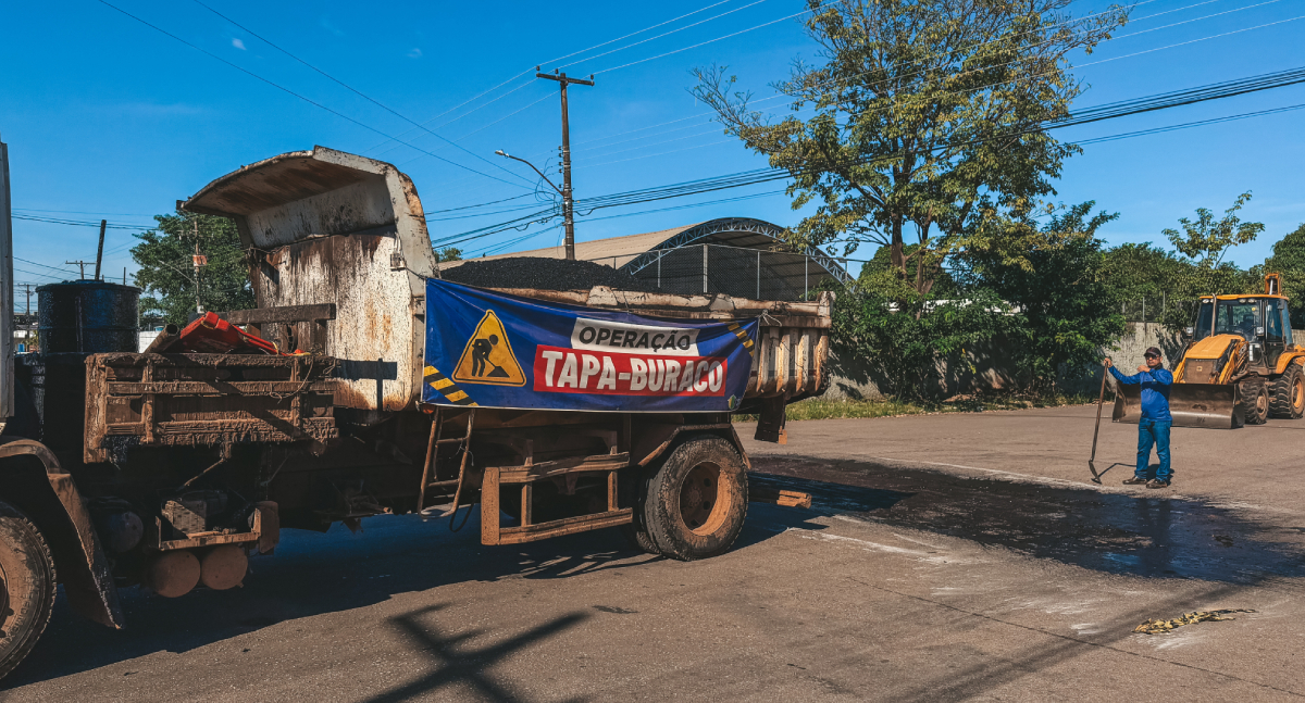 Bairro Liberdade recebe mutirão de limpeza e Operação Tapa-Buraco