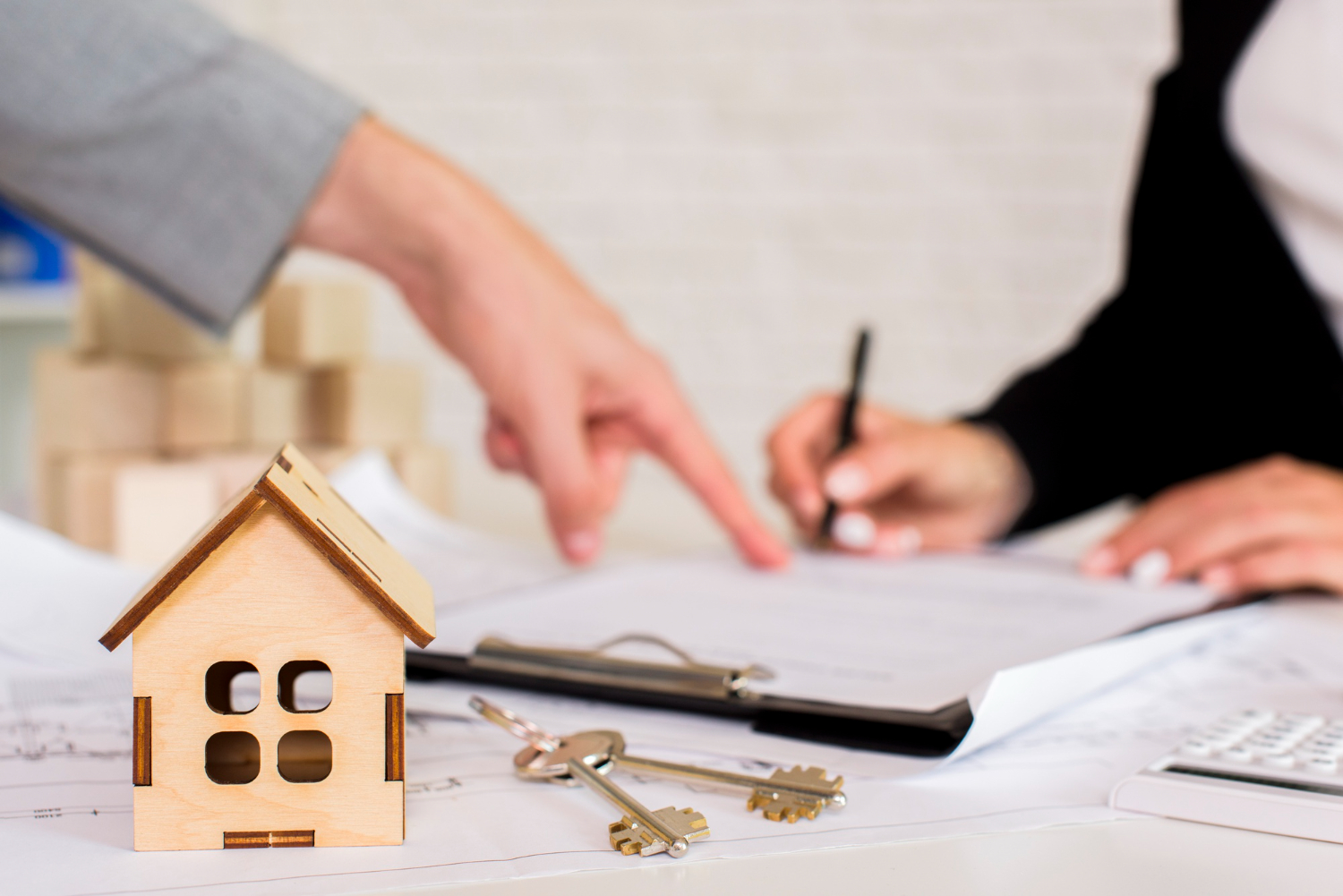 Quais são os principais procedimentos jurídicos que envolvem a compra de imóveis de leilão?