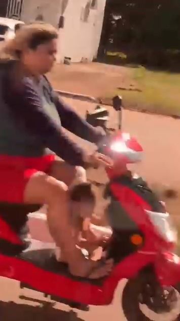 Bebê é flagrado sem proteção em moto elétrica e vídeo gera revolta em Santana – SelesNafes.com