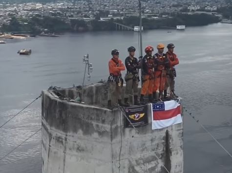 militares impressionam ao subir no topo da Ponte Rio Negro em Manaus
