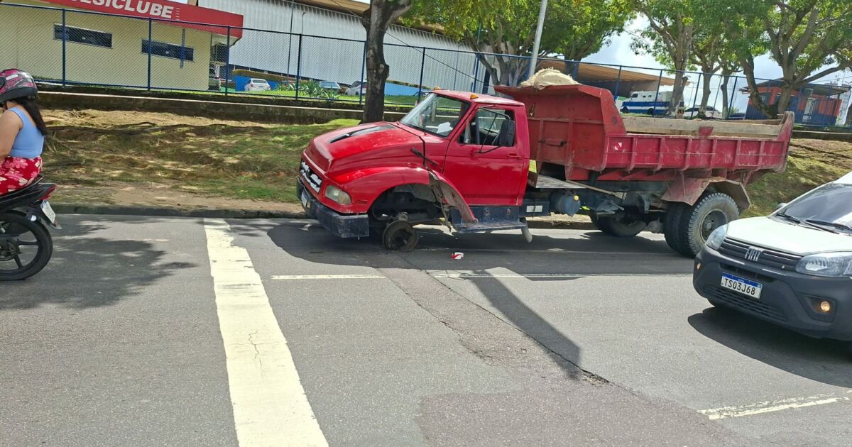 Roda de caçamba se desprende e deixa duas pessoas feridas na Cosme Ferreira