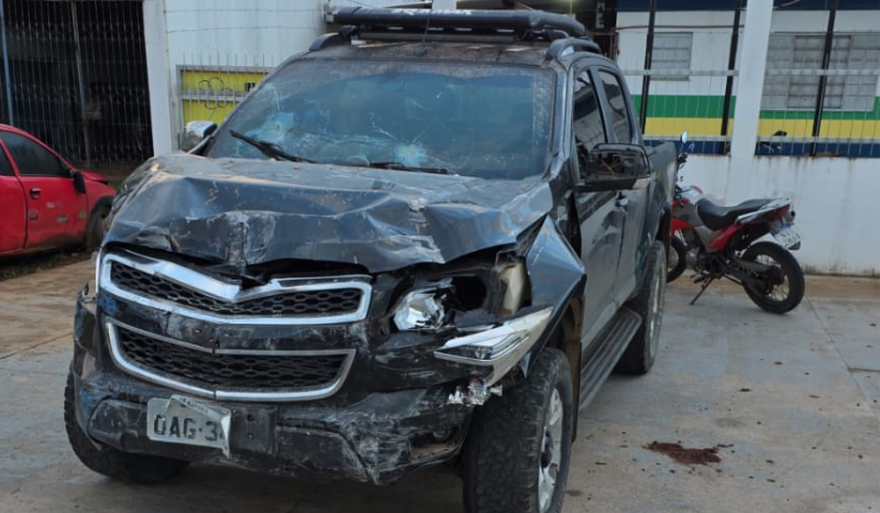 Suspeito embriagado furta caminhonete, bate moto, destrói muro e é preso no AM