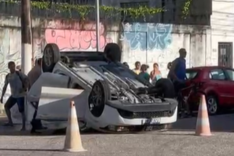 Carro capota após acidente e deixa trânsito lento na João Balbi, em Belém