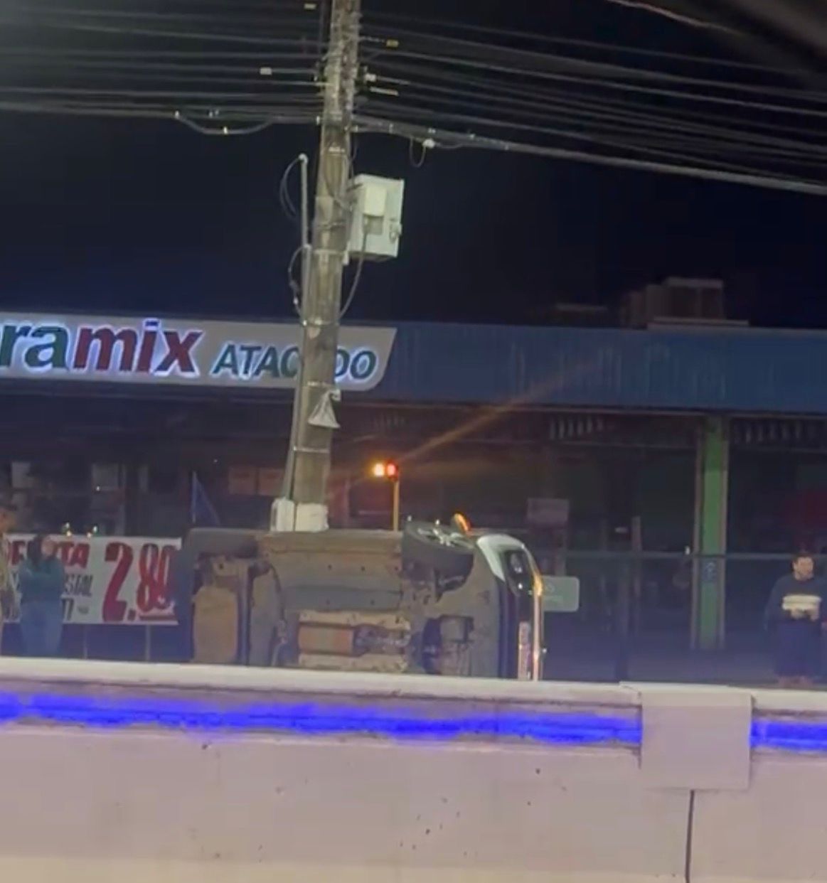 Carro capota em avenida de Rio Branco em frente a supermercado