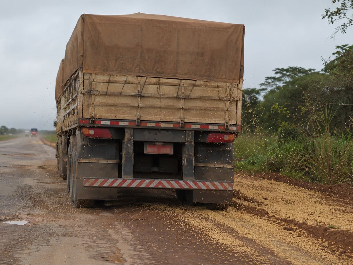 Perda de grãos nas estradas ainda é um grande desafio logístico no Brasil