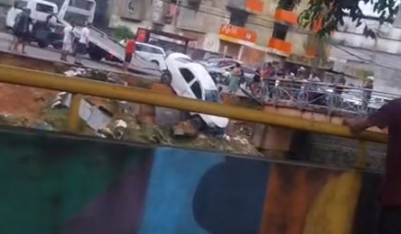 carro despenca dentro de igarapé no bairro Compensa em Manaus