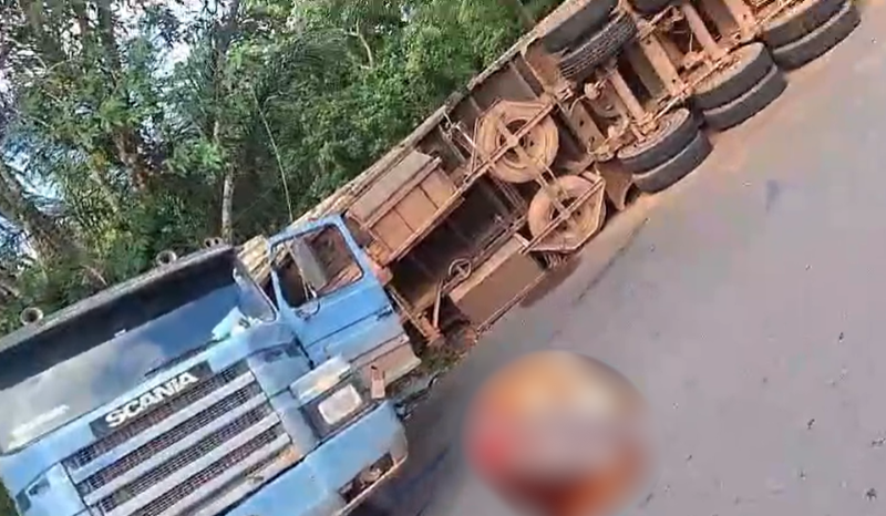 caminhão tomba em ladeira no Japiim e espalha carga em Manaus