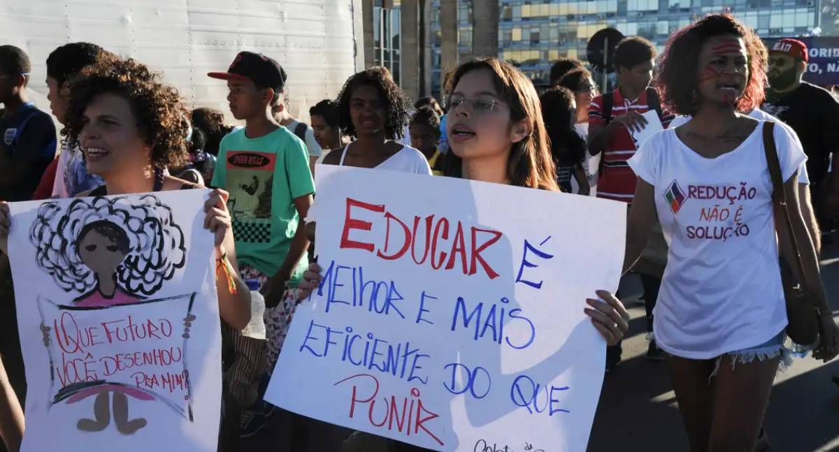 CCJ adia novamente votação sobre maioridade penal