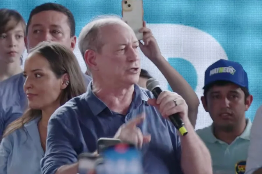 Ciro Gomes confunde gesto de apoiador com símbolo de facção e pede prisão em evento no Ceará