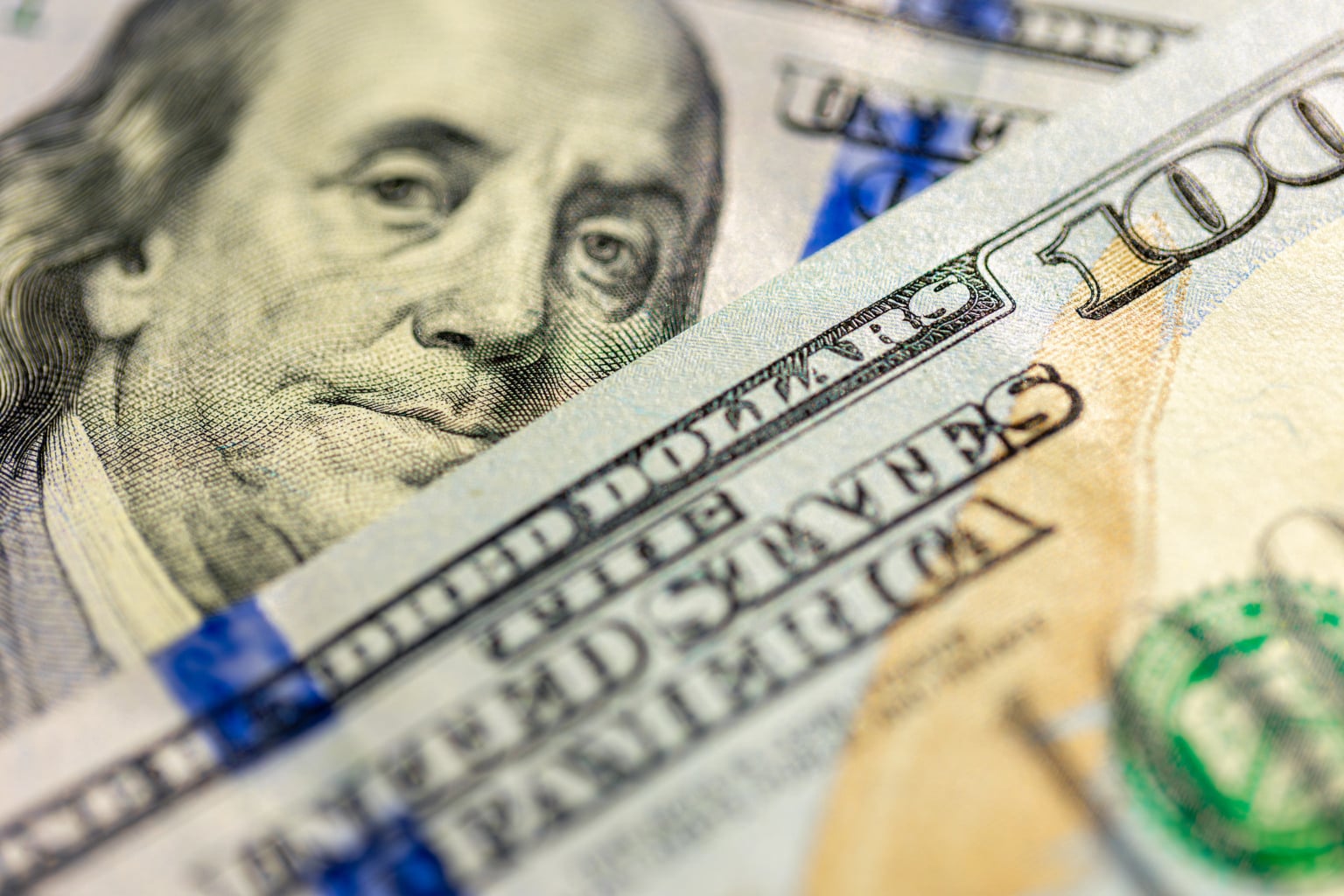 Dólar sobe a R$ 5,04 em meio a tensão externa e incertezas políticas no Brasil